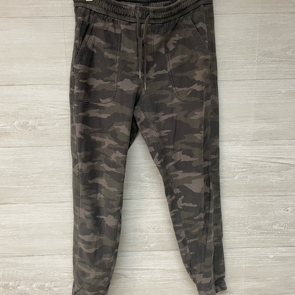 * | Athleta | Camo Farallon Jogger Drawstring Pants. Size 4. - Picture 7 of 14